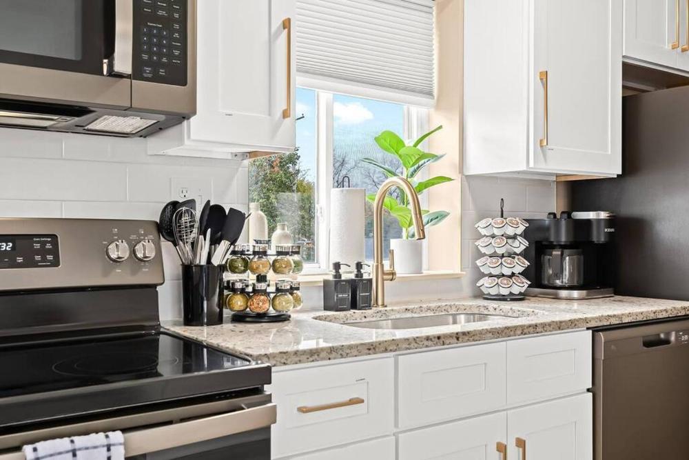 New! Charming Upper Unit in the Heart of Roseville